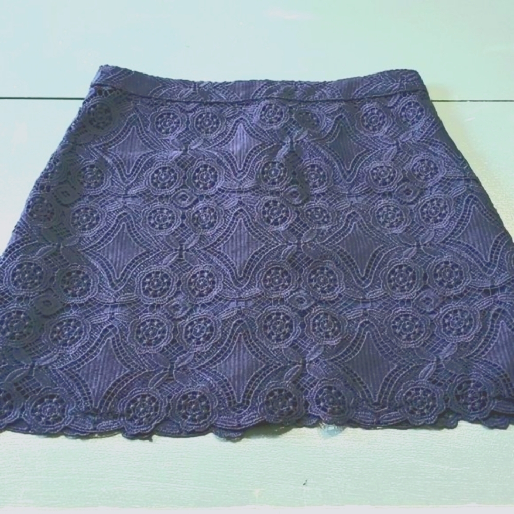 MINI LACE SKIRT, BY HOLLISTER, Navy blue size 3. Completely lined adorable.